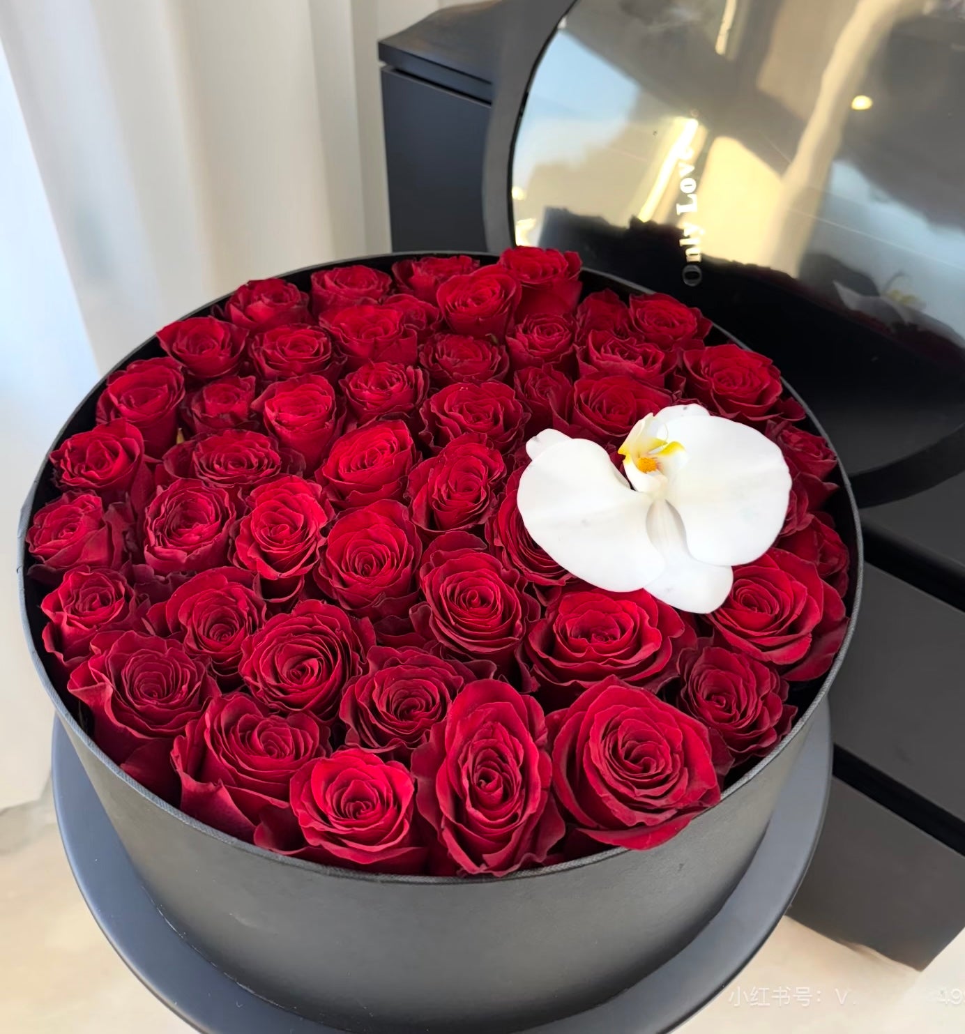 Classic Red Roses Round Box